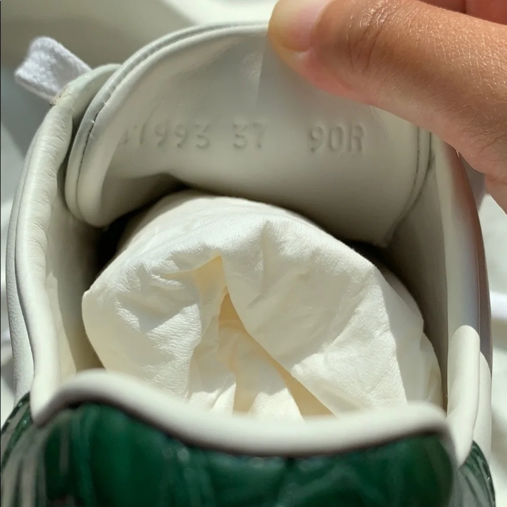 Gucci White Minimalist Sneakers Sleek Design - Picture 7 of 9